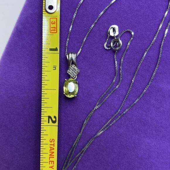 💛 10k & 9k White Gold Peridot & Diamond Pendant Necklace - Picture 9 of 9